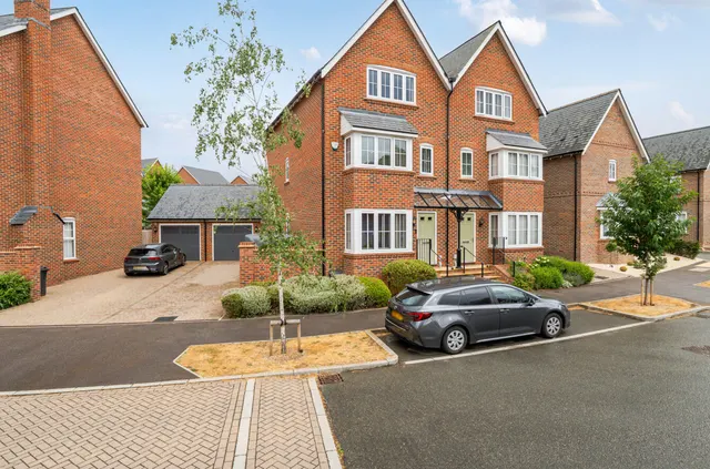 Titchener Way, Hook, RG27, photo 1
