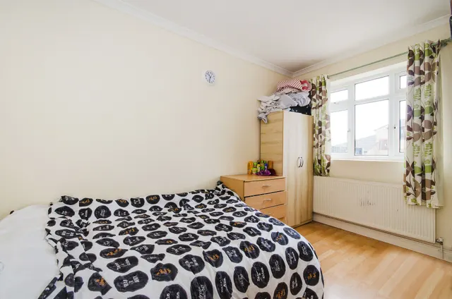 Photo 3 — 141a Greenford Road, Harrow