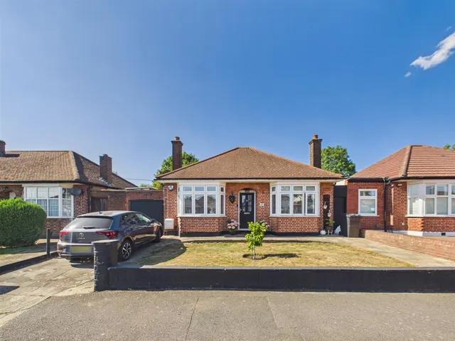 Willow Grove, Ruislip, HA4 6DG, photo 1