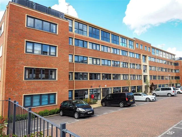 Kestrel Road, Farnborough, GU14, photo 1