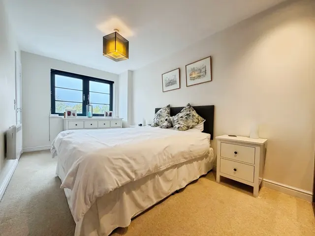 Kestrel Road, Farnborough, GU14, photo 3