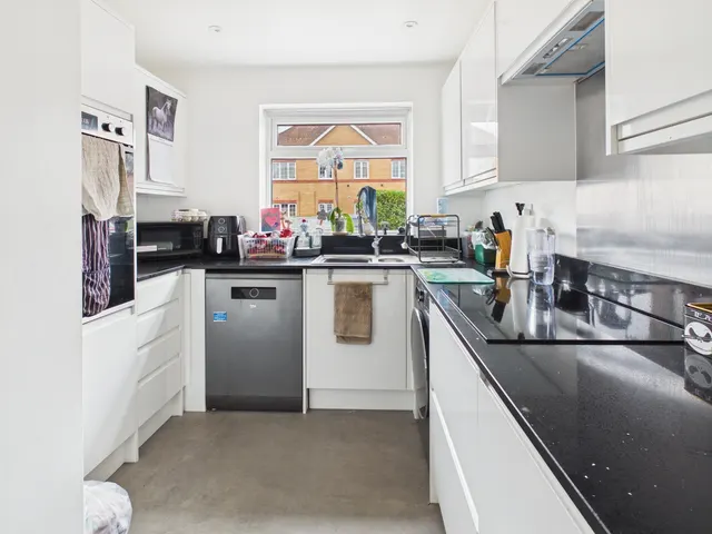 Ashford Crescent, Ashford, TW15, photo 3