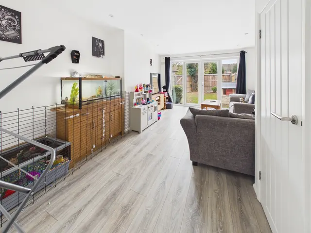 Ashford Crescent, Ashford, TW15, photo 2