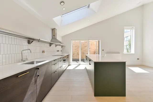 Photo 2 — Showflat 3 (3 bed), Charter Place, Hounslow