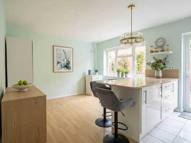 Photo 3 — Worcester Crescent, Mill Hill, NW7, London