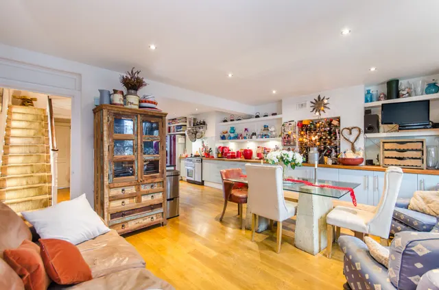 4 bedroom house — 112 Ashmore Road, London