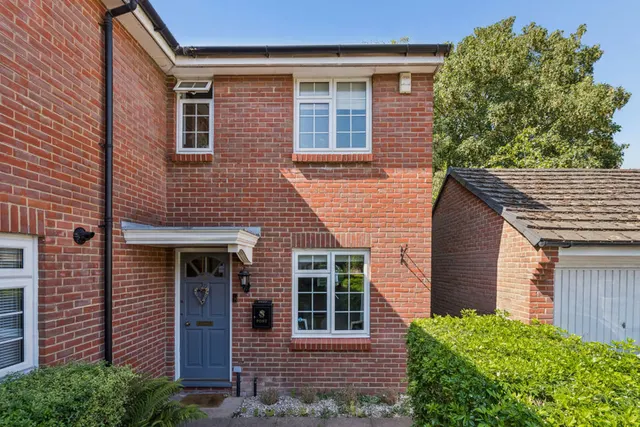 Orchard Drive Wooburn Green, High Wycombe HP10 0QN, photo 1