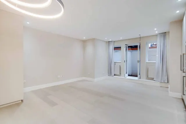 Fitzjohns Avenue, London, NW3, photo 1
