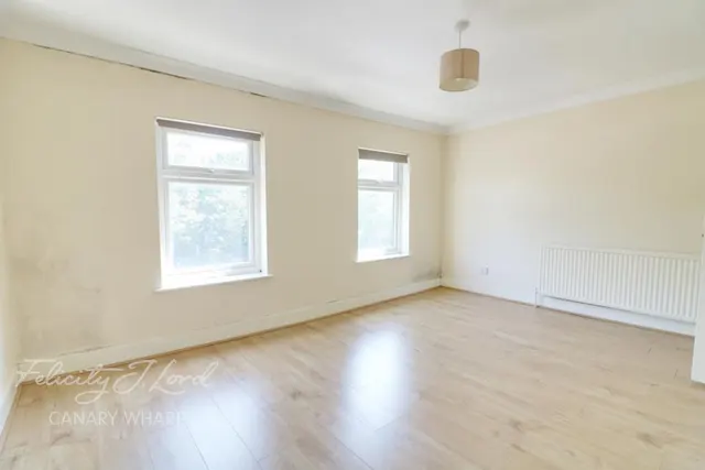 Burdett Road, E14, photo 1