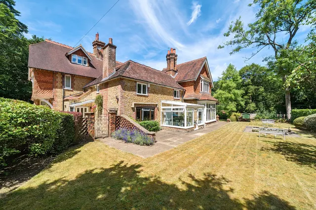 Farnham Road, Churt, Farnham, GU10, photo 1