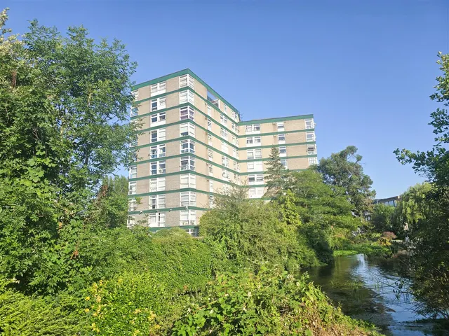 Oxford Road, Denham, UB9, photo 1