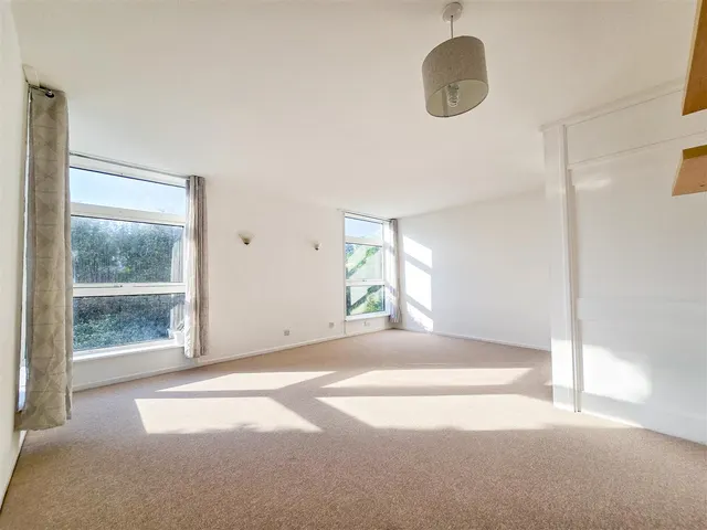 Oxford Road, Denham, UB9, photo 2