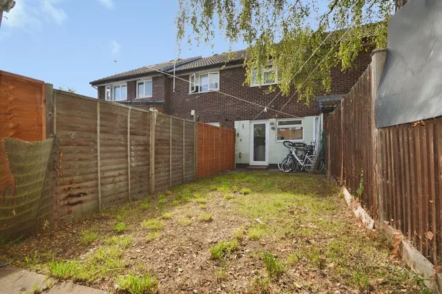Photo 3 — Glen Walk, Isleworth, TW7