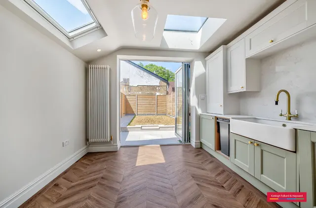 Brunswick Crescent, London, N11, photo 1