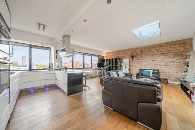 3 bedroom flat — Furmage Street, Earlsfield, London, SW18