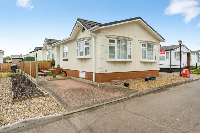 Folly Park, High Street, Clapham, Bedford, MK41, photo 1
