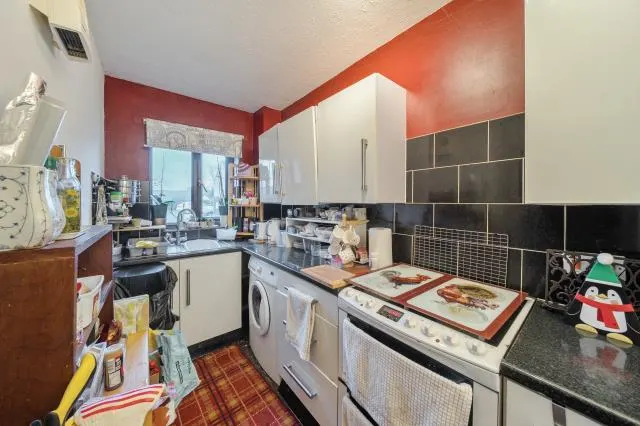 The Larches, Carterton, OX18, photo 3