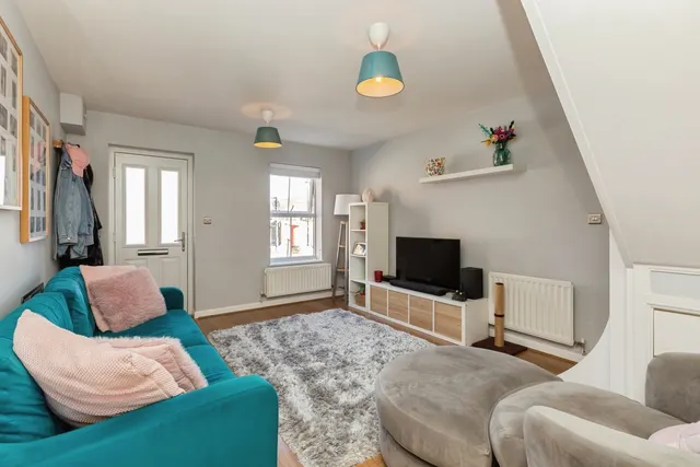 Photo 2 — Keen Close, Aylesbury, Buckinghamshire, HP19