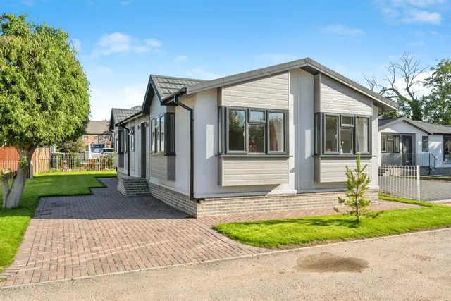 Sandtoft Road, Belton, Doncaster, photo 1