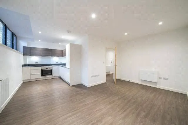 High Road, N20, photo 1