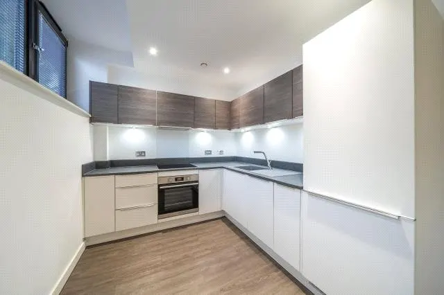 High Road, N20, photo 3