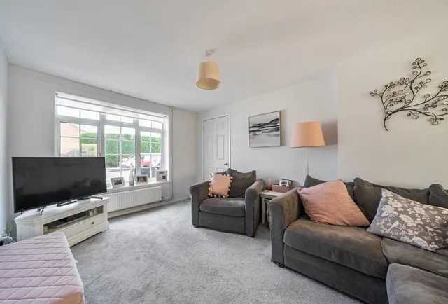 Photo 3 — Avondale Close, Horley, RH6 8BN
