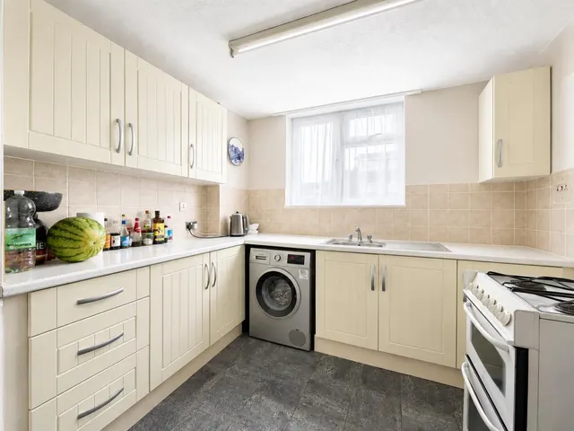 bed House, Terraced For SaleWheatlands, TW5, photo 2