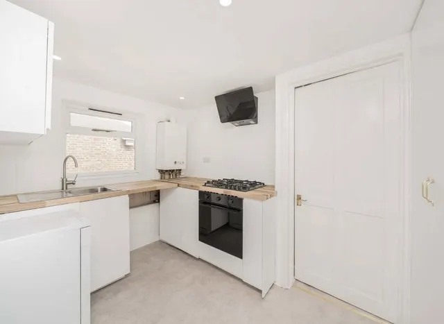 Photo 3 — Victoria Road, Hornsey, N4