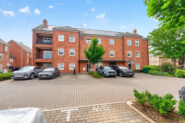 Tulett Avenue, London, photo 1