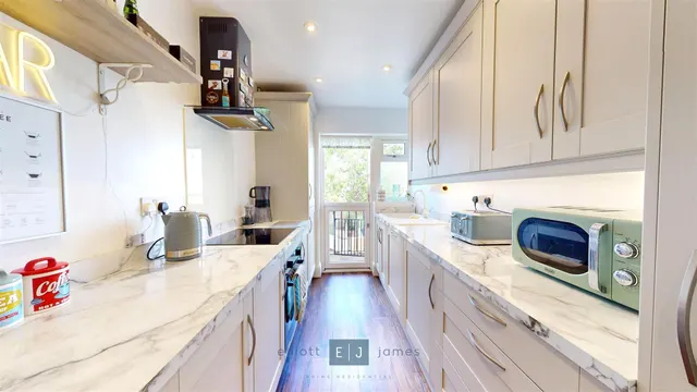 Photo 3 — Sedley Rise, Loughton