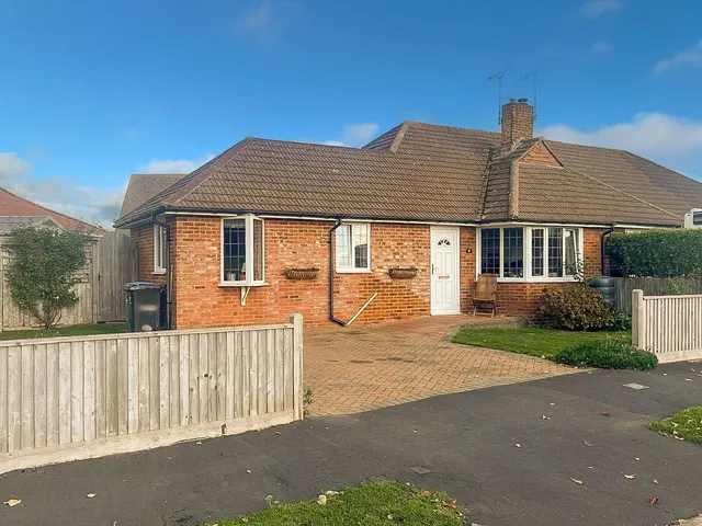 The Crescent, Rustington, photo 1