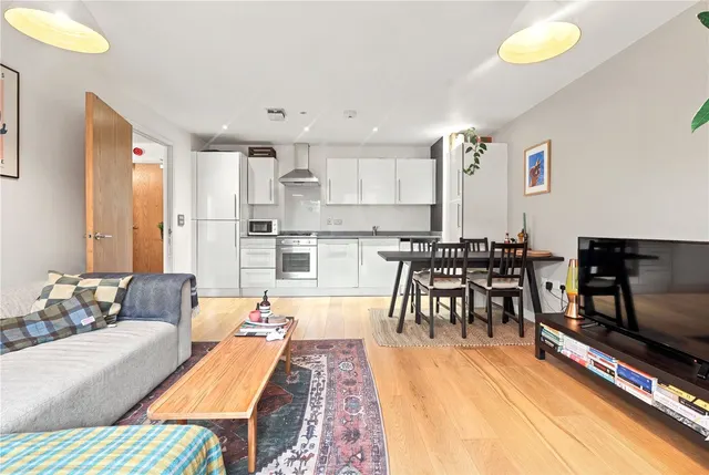 Cresset Road, London, E9, photo 2
