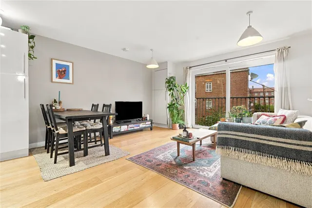 Cresset Road, London, E9, photo 3