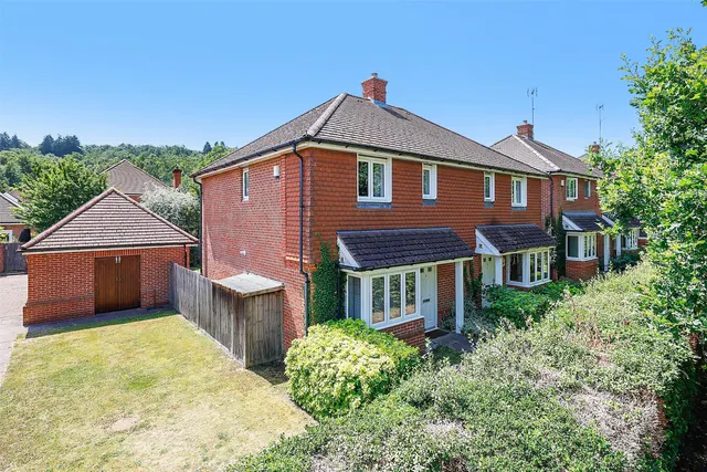 Nower Close East, Dorking, RH4, photo 2