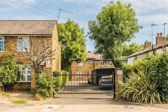Archer Mews, TW12, photo 1