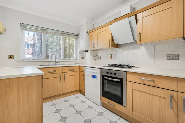 Wolsey Road, Ashford, TW15, photo 2