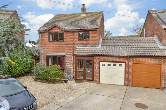 Starks Close, Shorwell, PO30, photo 1
