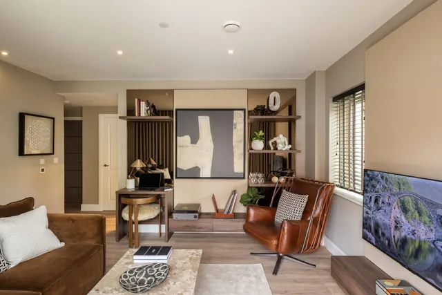 London Square, Twickenham, TW2, photo 1