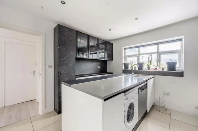 Whitchurch Lane, Edgware, HA8, photo 2