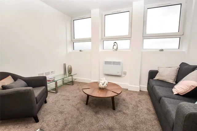 Benbow Street, Sale, M33, photo 3