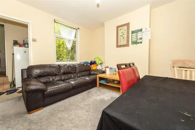 Photo 2 — Hillside Road, Luton, Bedfordshire, LU3