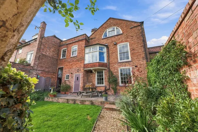 Grade II listed Georgian Townhouse, Westgate, photo 2