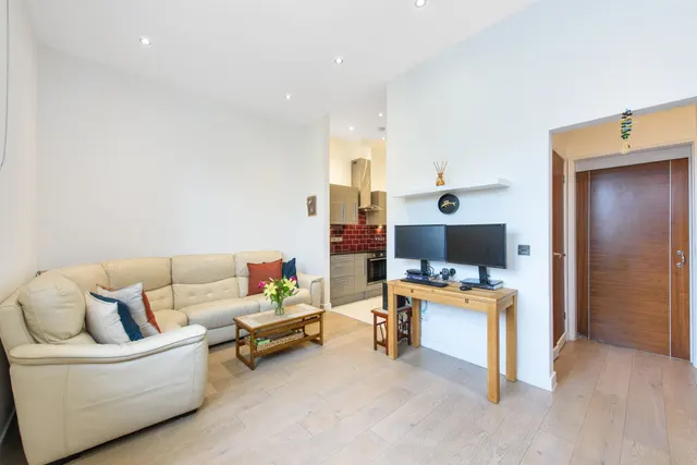 Photo 2 — 16d Hilgrove Road, London