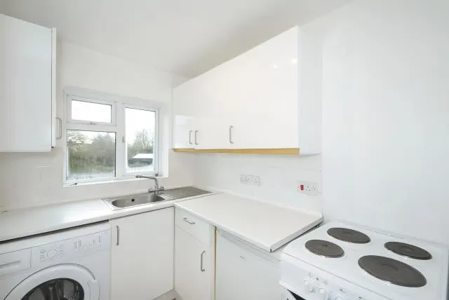Churchill Avenue, Aylesbury, HP21, photo 2