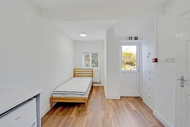 The Grove, Greenford, UB6, photo 1