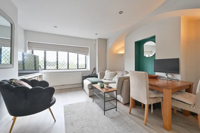 Photo 2 — Flat 2, 158 High Street, Bushey