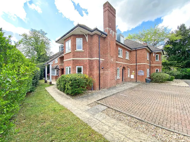 Grove Cross Road, Frimley, GU16, photo 1