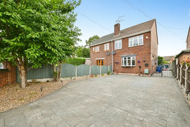 Holmefield Crescent, Ilkeston, DE7, photo 1