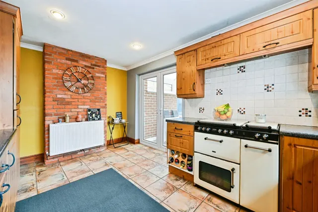 Holmefield Crescent, Ilkeston, DE7, photo 3
