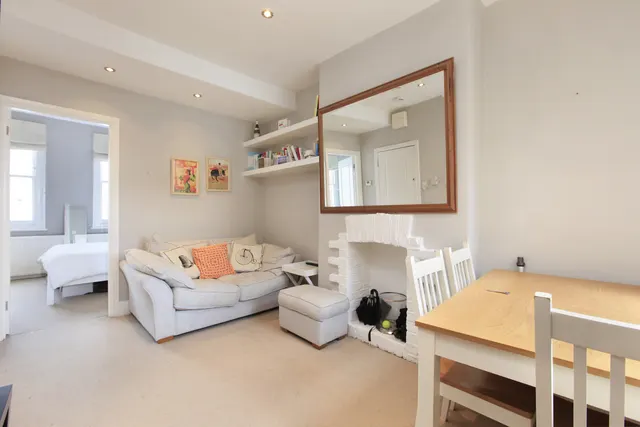 Vicarage Crescent, London, SW11, photo 2
